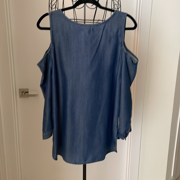 BWT NYDJ BLUE CHAMBRAY COLD SHOULDER TOP - Picture 5 of 6